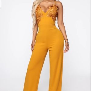 Jumpsuit with a beautiful front look.